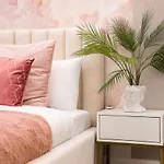 Appartement New Praga Ladies' & Gentlemen's By Bookinghost *